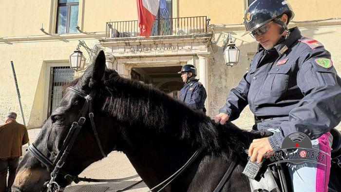poliziotto a cavallo