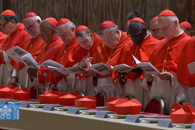 conclave i cardinali nella sistina giurano fedelta e segretezza