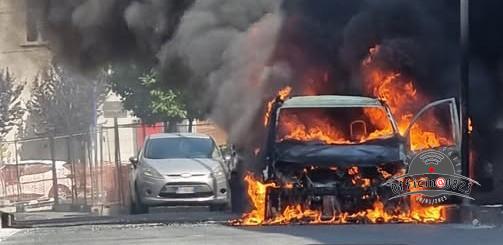 auto in fiamme