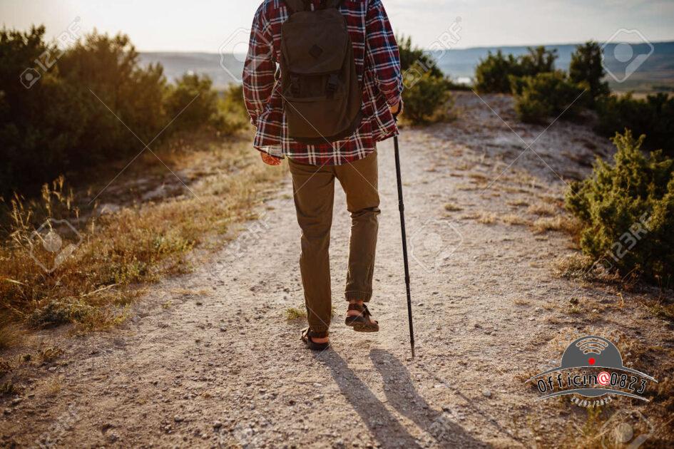 uomo che cammina repertorio