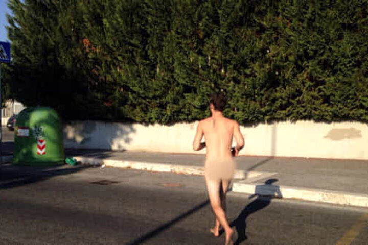 uomo nudo