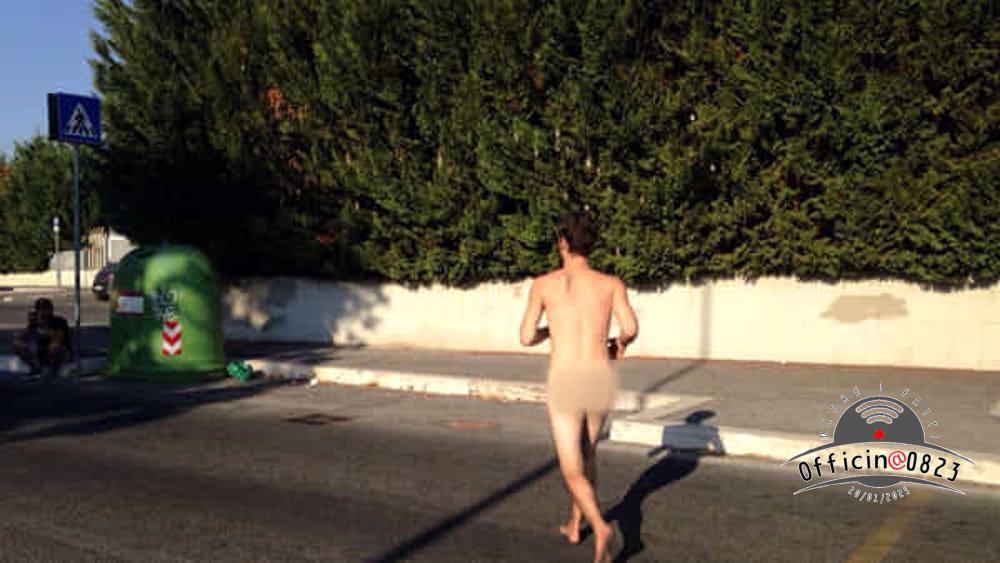uomo nudo