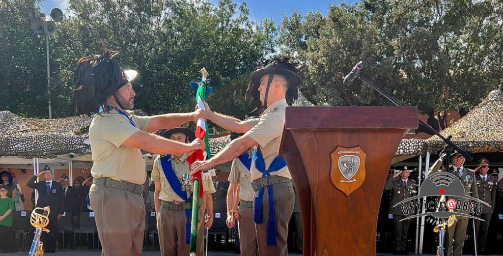 Passaggio bandiera del 4° Rcst bersaglieri tra comandanti (1)