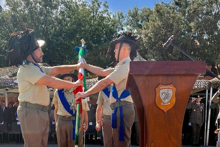 Passaggio bandiera del 4° Rcst bersaglieri tra comandanti (1)