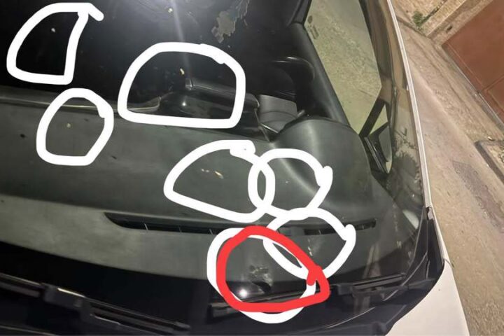 sassi contro auto