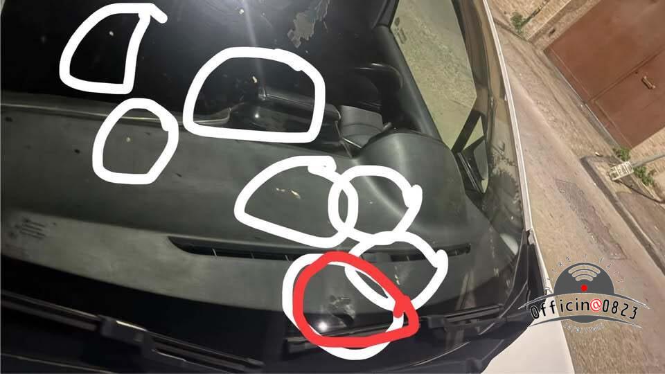 sassi contro auto