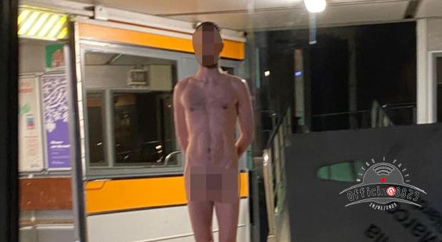 uomo nudo