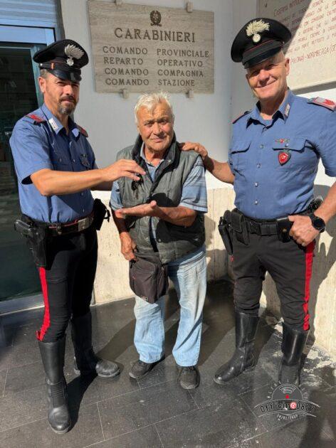Ringrazia Carabinieri