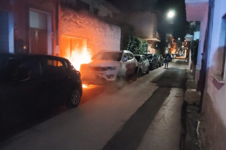 auto in fiamme
