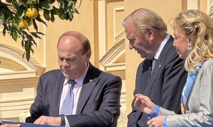 Carlo e Camilla con aziende seriche