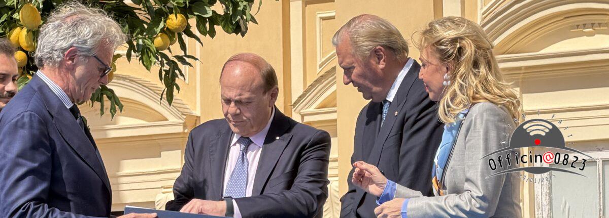 Carlo e Camilla con aziende seriche