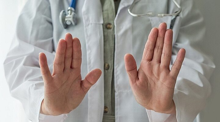 aggredire medici