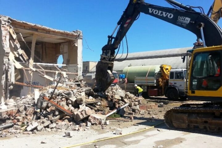 demolizione ruspe abbattimento abusivismo 2
