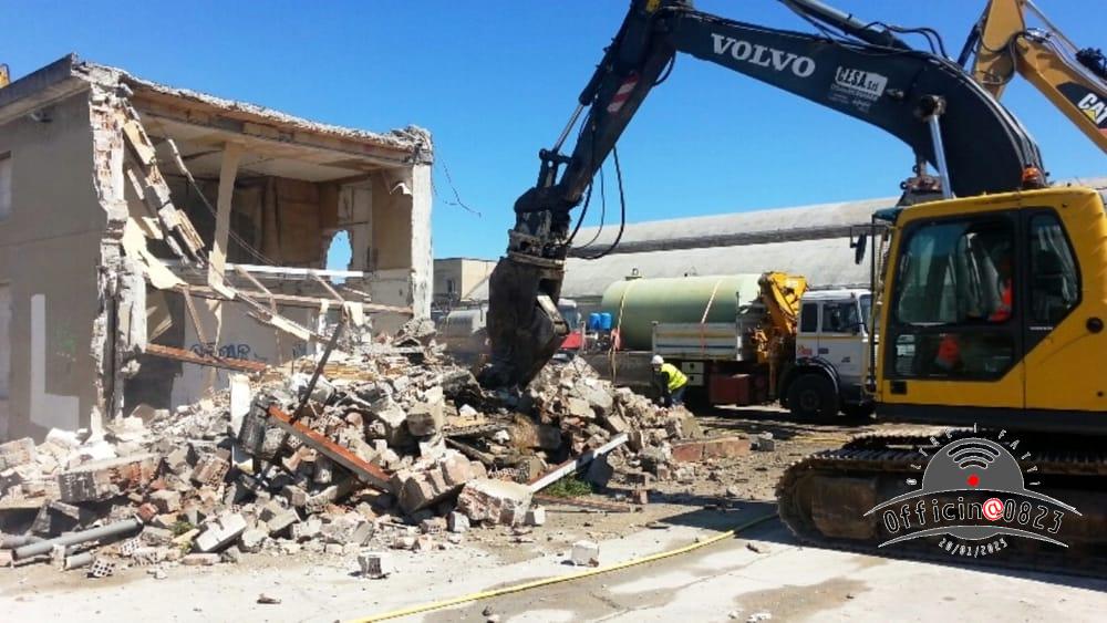 demolizione ruspe abbattimento abusivismo 2