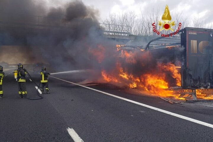 incendio camion legname autostrada a1