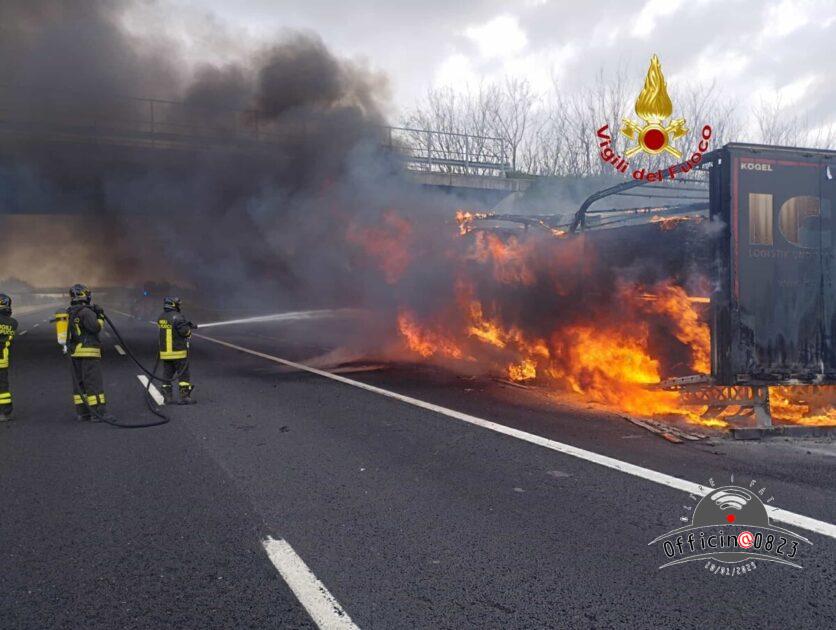 incendio camion legname autostrada a1