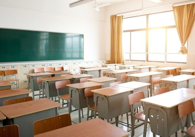 Scuola banchi vuoti 1 690