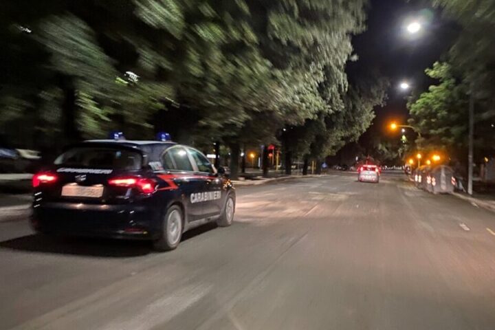 carabinieri notte buo auto dei carabinieri in corsa inseguimento
