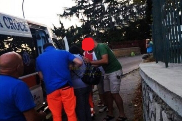 Cade dal secondo piano anziana ambulanza 118 volto coperto CE