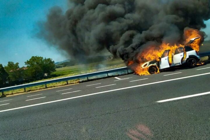 auto in fiamme