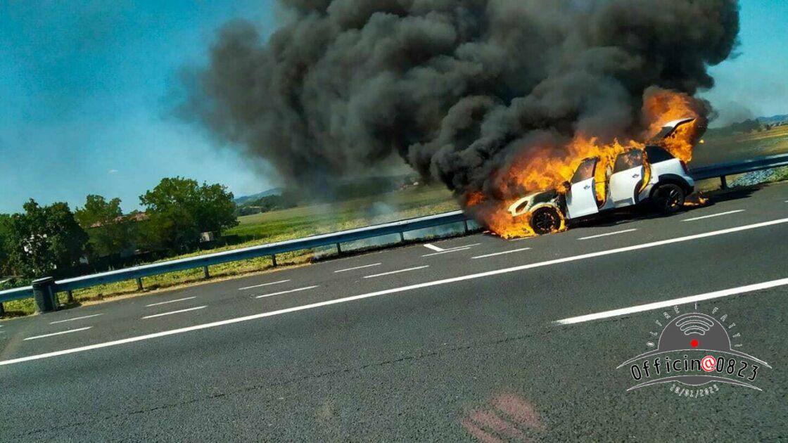 auto in fiamme
