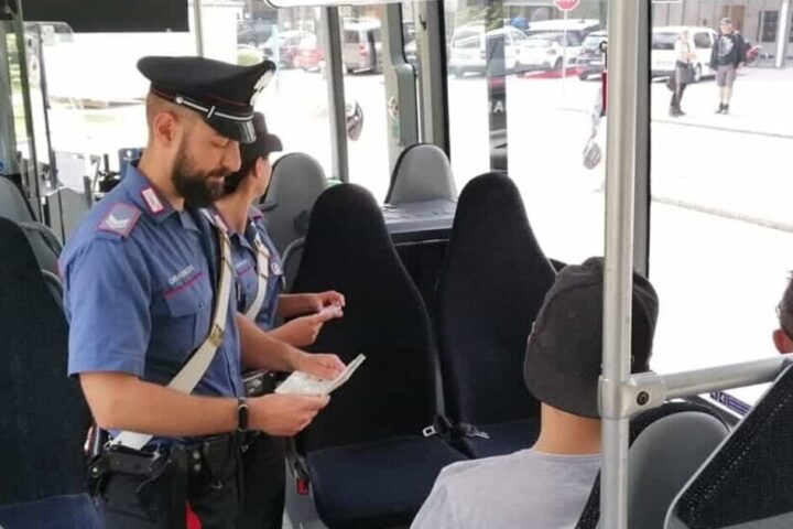 carabinieri autobus 6