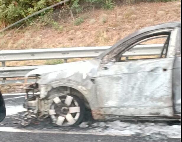macchina incendiata