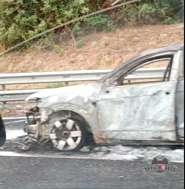 macchina incendiata