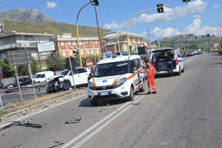 Incidente ambulanza Variante Appia a Formia