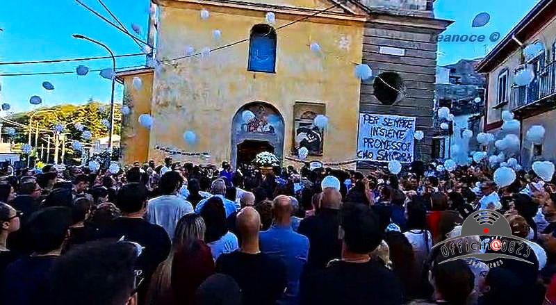 Palloncini bianchi per Sandra ce