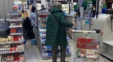 7022165 30174555 anziana al supermercato