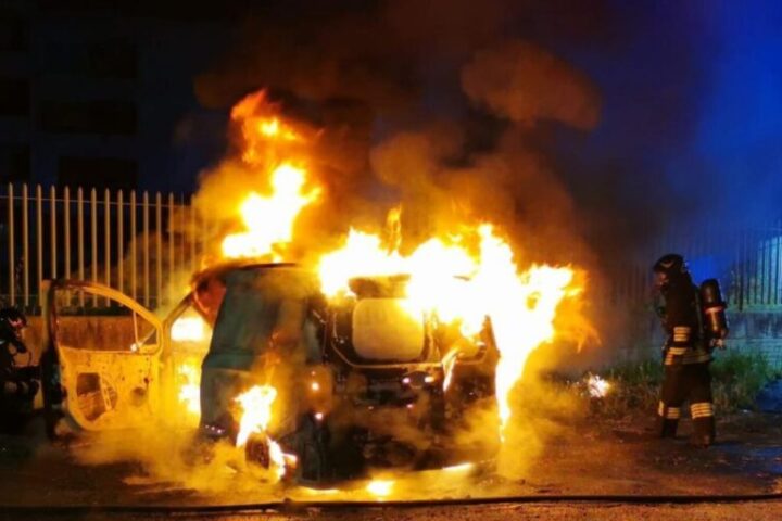 auto in fiamme 1